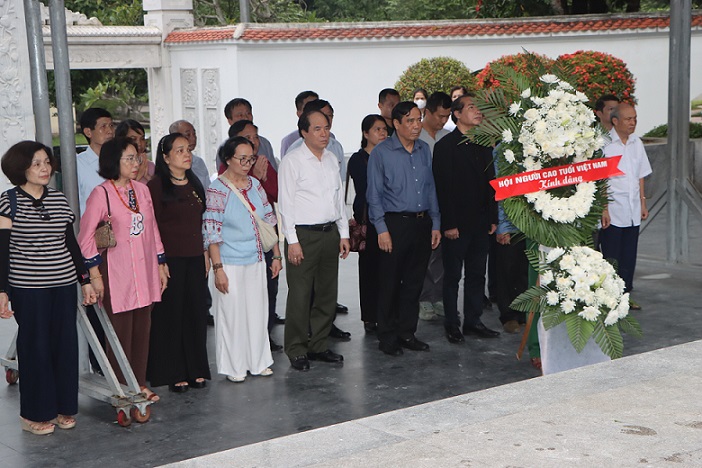 Trung ương Hội Người cao tuổi Việt Nam trao quà tri ân và dâng hương tại Khu di tích Ngã ba Đồng Lộc